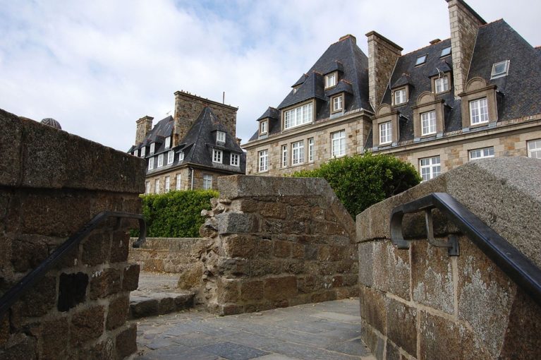 Un parking pour les îles de Jersey - Guernesey de Granville, Dinard et Saint-Malo