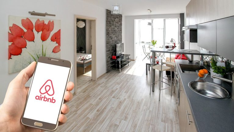 Gagner de l’argent facilement : vaut-il mieux louer son parking ou son logement via AirBnB ?