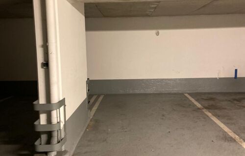 Parking en face de la station RER C Les Grésillons