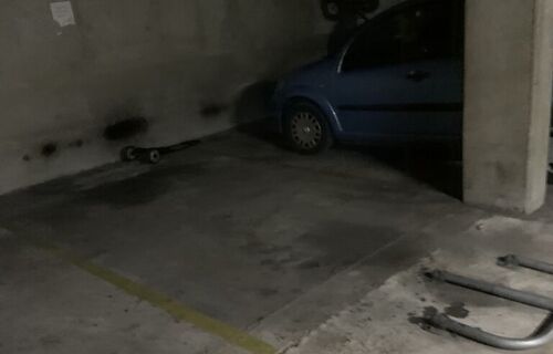 Parking près du périphérique, Clichy/barrière 17eme