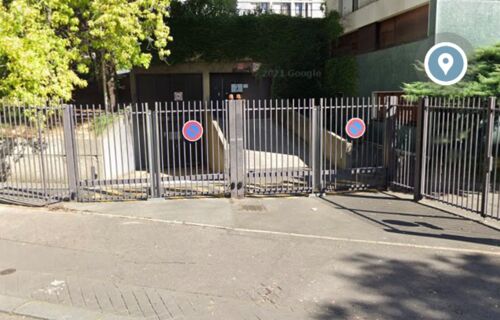 Emplacement de parking entre Ménilmontant et Couronnes.