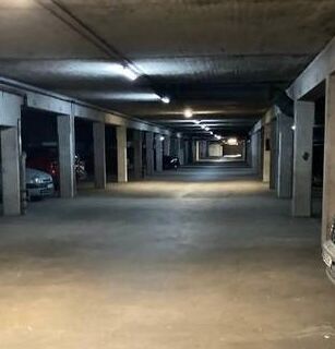 Emplacement de parking entre Ménilmontant et Couronnes.
