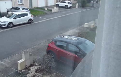 Place de parking privative chez moi en journee non couverte exterieure