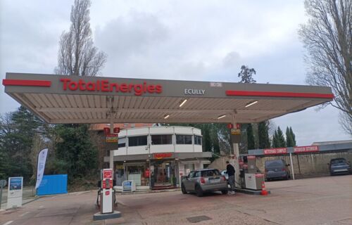Emplacement Écully en face de l'arrêt de bus, 50m de l'école Centrale