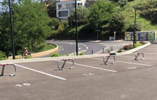 places de parking dans une résidence sécurisée avec badge pour portail et équipement « stop car »