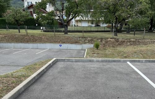 Parking, proche du Cern, Aéroport, Jura