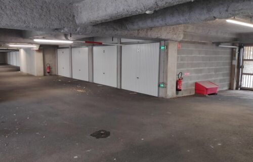 Loue place de parking/box/garde-meubles au centre-ville de Niort