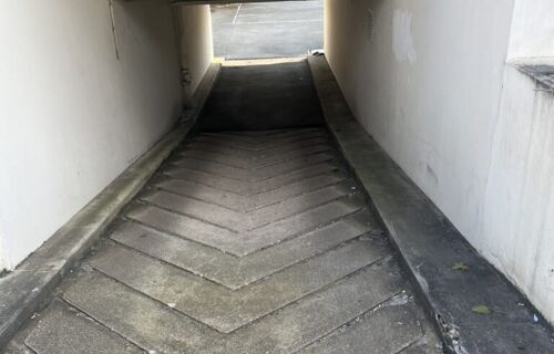 Parking en bas d’une residence