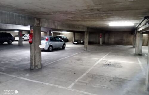Place parking couvert et fermé entre la gare et le parc Longchamp - Marseille