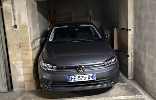 Place de parking sécurisé en sous sol avec bip ( 2 portail à passer ) à 8 minute à pied du vieux Nice