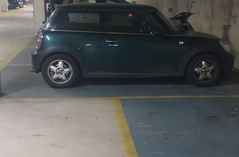 Parking au 66 rue Amelot. Cœur du Marais. Proximité Gare du Nord, Gare de Lyon et  Gare de l'Est.