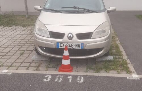 Location place parking extérieur.