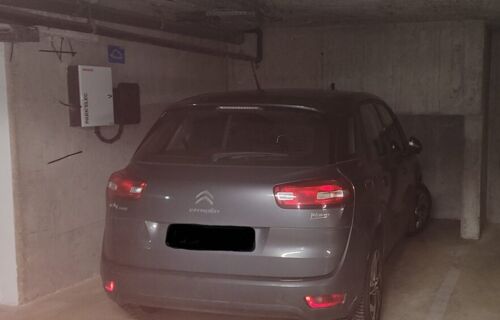 Parking Metro Le KB a 50 m. Borne éléctrique additionnelle