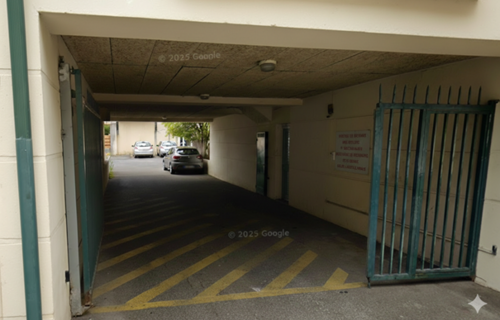 Place de parking à louer dans cour extérieure d’une résidence à SAINT GENES