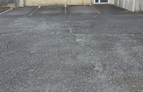 Place de parking à louer dans cour extérieure d’une résidence à SAINT GENES