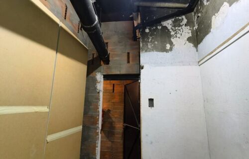 Cave sécurisée, aérée, saine et très haute sous plafond. Rue de la Paix
