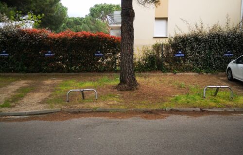 Places de parking situé à l'entrée du golf de seilh
